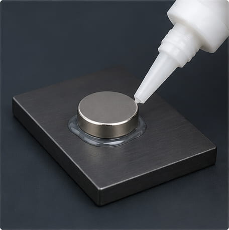 Quelle colle utiliser pour les aimants en néodyme (conseils de pros) 11 Appliquez le produit sur la base, pas sur l'aimant